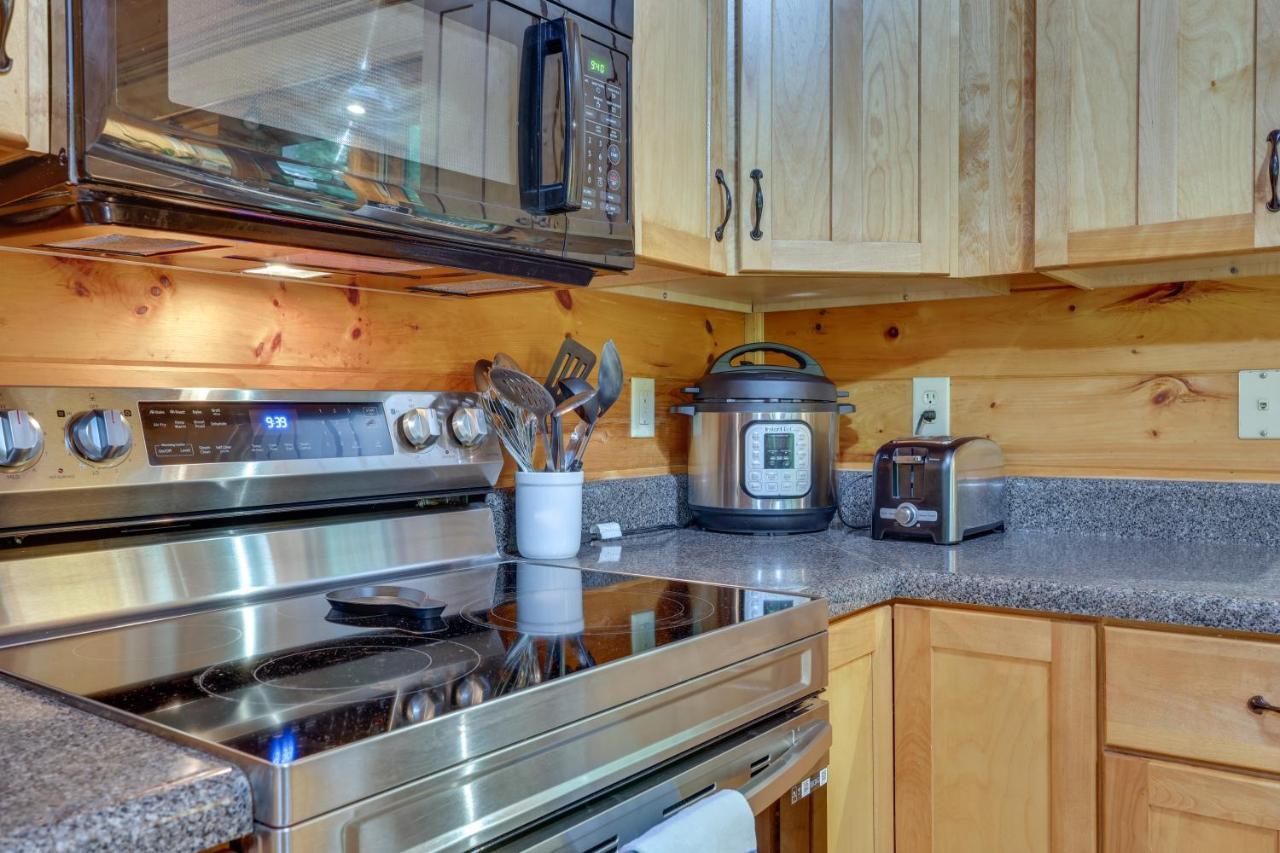 Riverfront Ellijay Cabin With Deck And Pool Access! Luaran gambar
