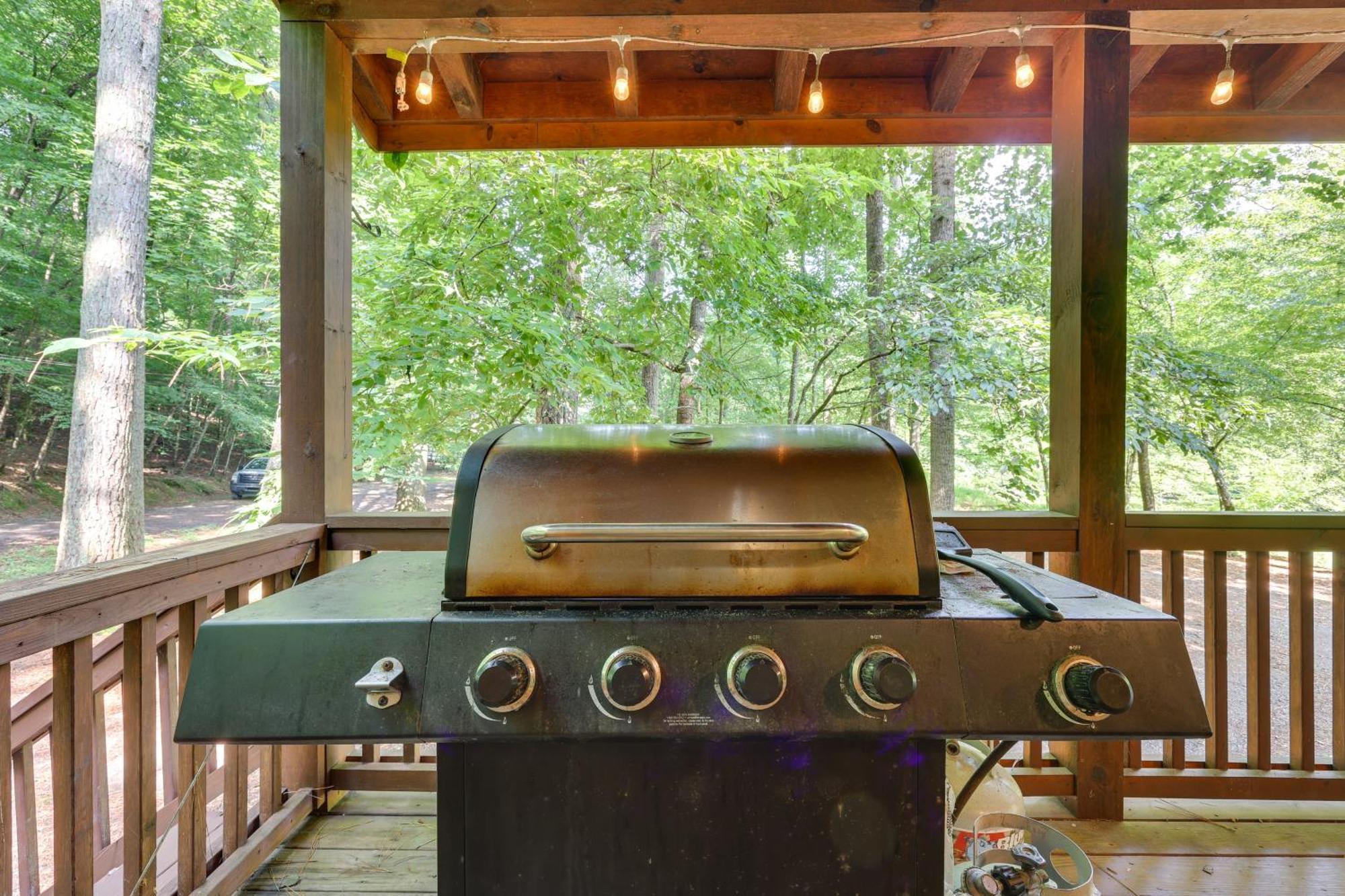 Riverfront Ellijay Cabin With Deck And Pool Access! Luaran gambar