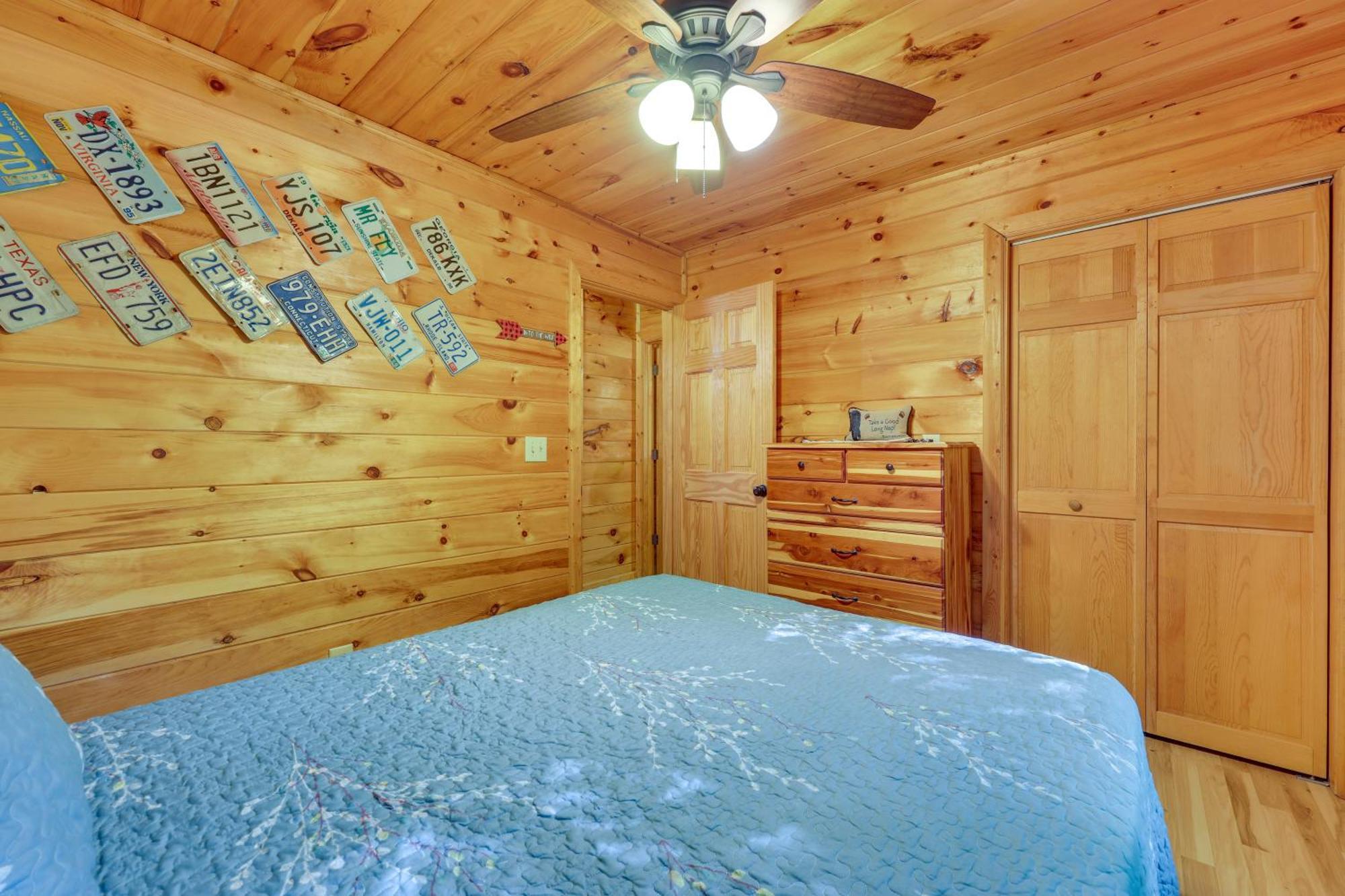 Riverfront Ellijay Cabin With Deck And Pool Access! Luaran gambar