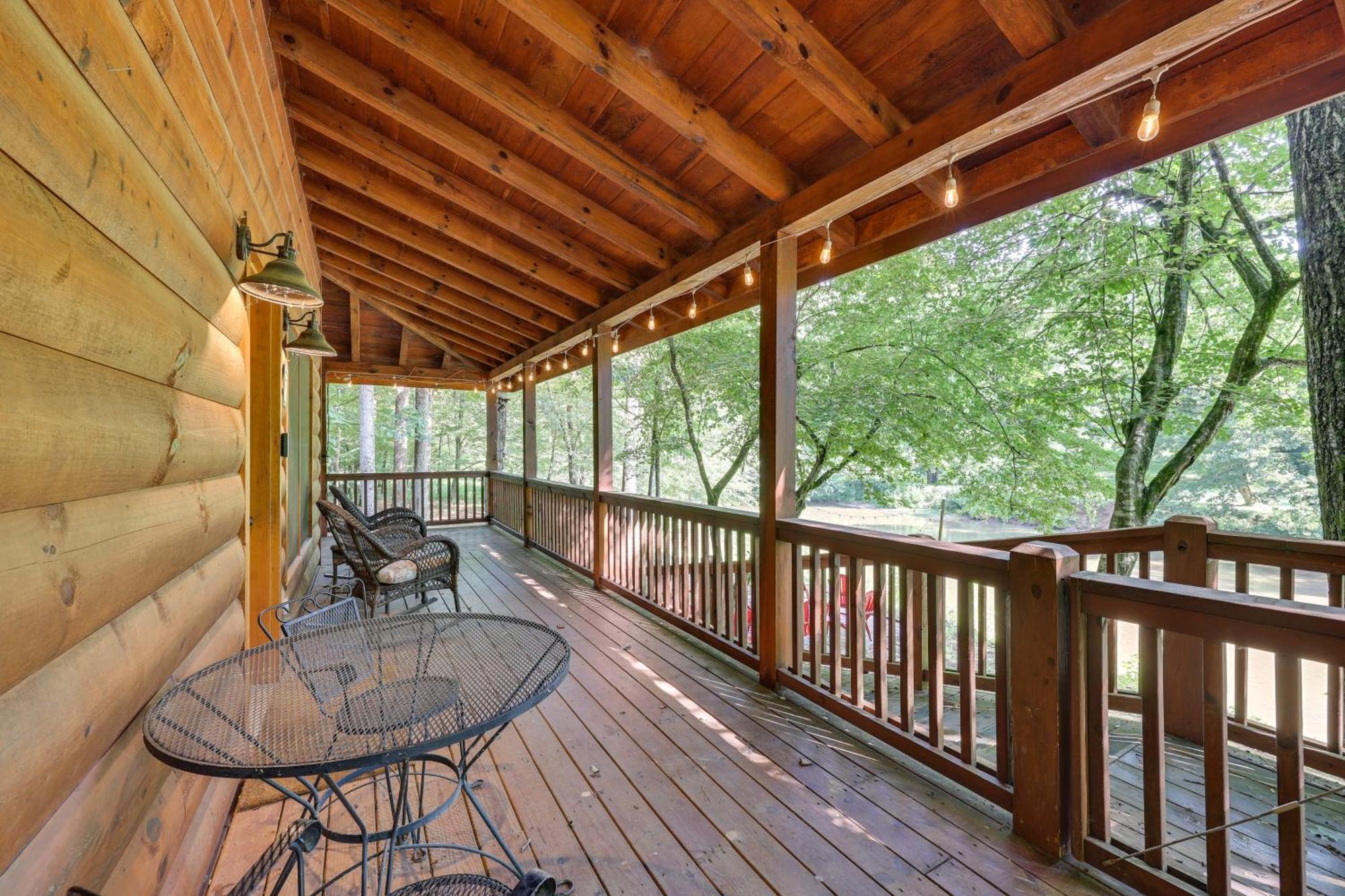 Riverfront Ellijay Cabin With Deck And Pool Access! Luaran gambar