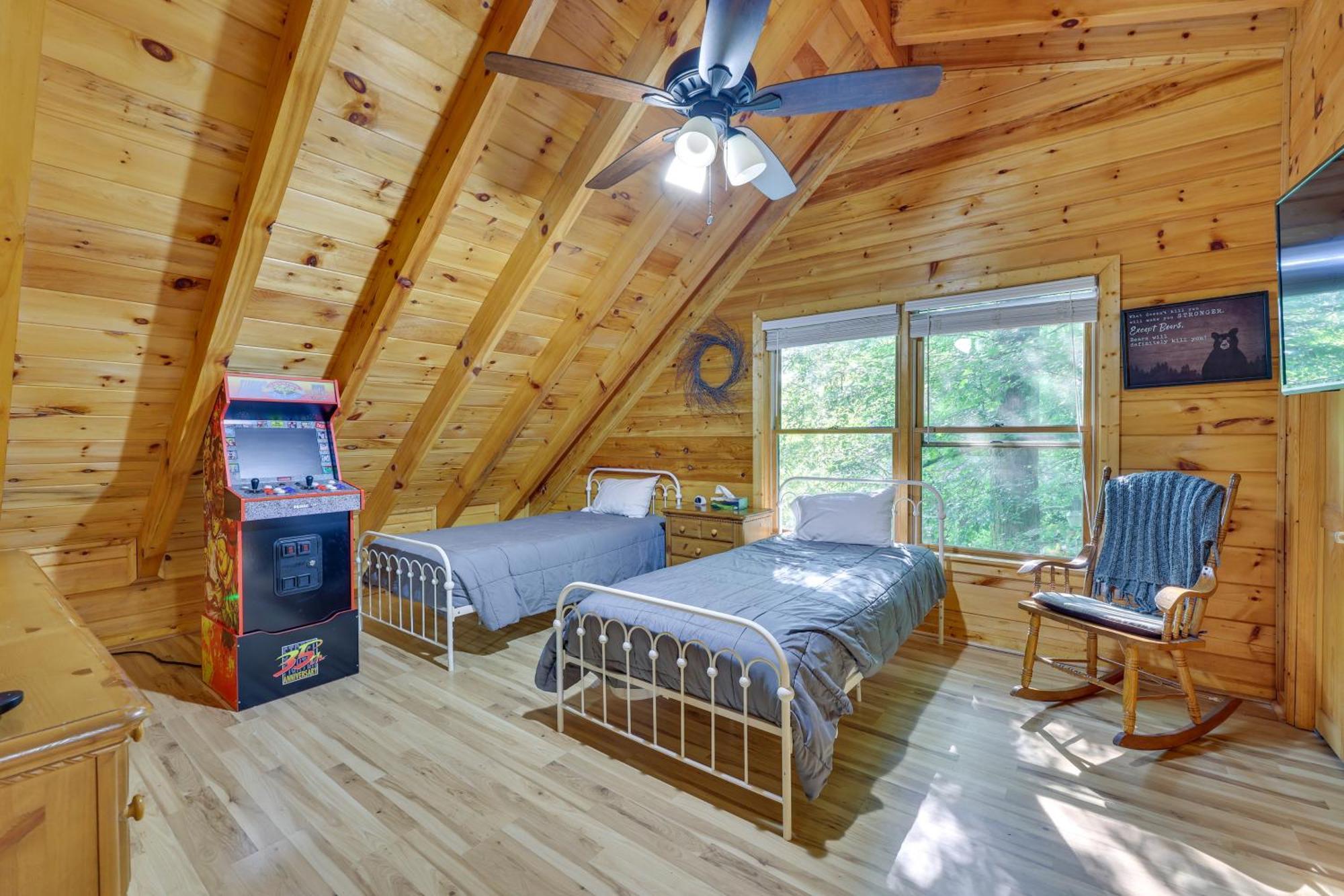 Riverfront Ellijay Cabin With Deck And Pool Access! Luaran gambar