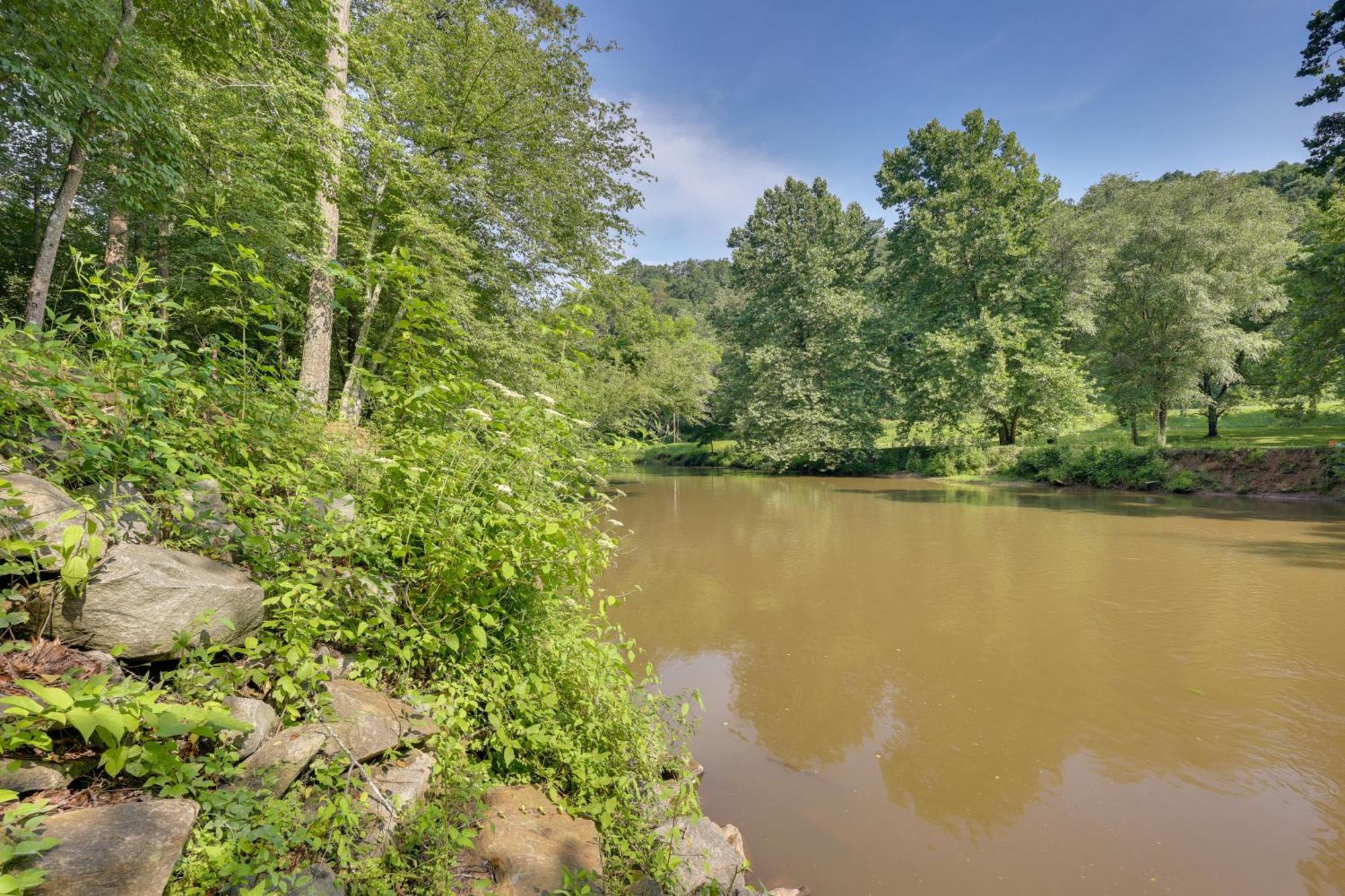 Riverfront Ellijay Cabin With Deck And Pool Access! Luaran gambar