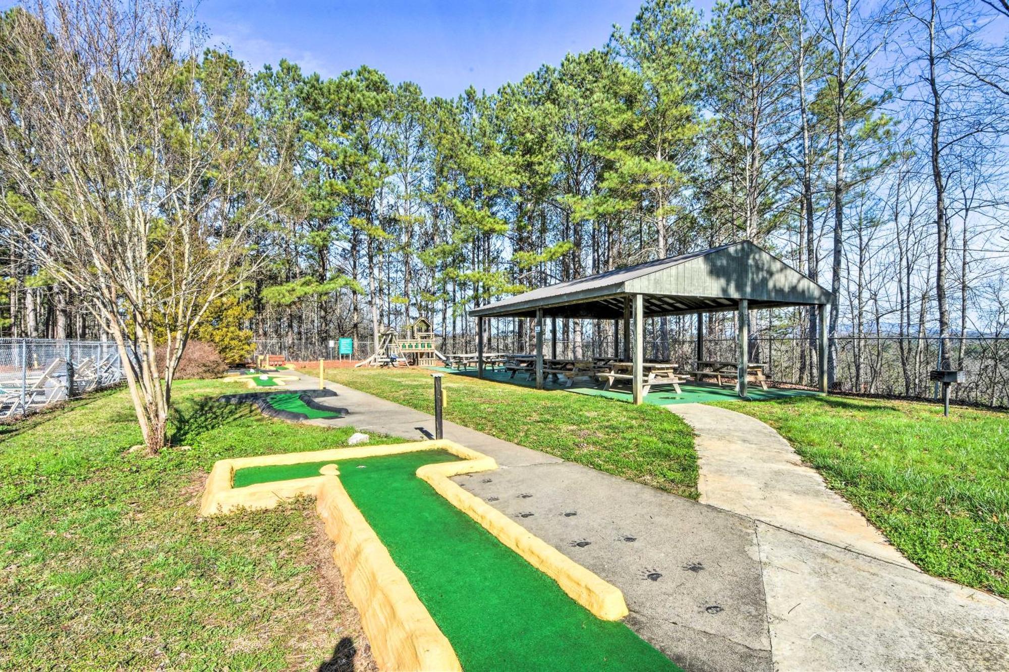 Riverfront Ellijay Cabin With Deck And Pool Access! Luaran gambar